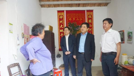 集團(tuán)副總經(jīng)理、水泥股份黨委書記王建超到江老家村、元圩村扶貧慰問